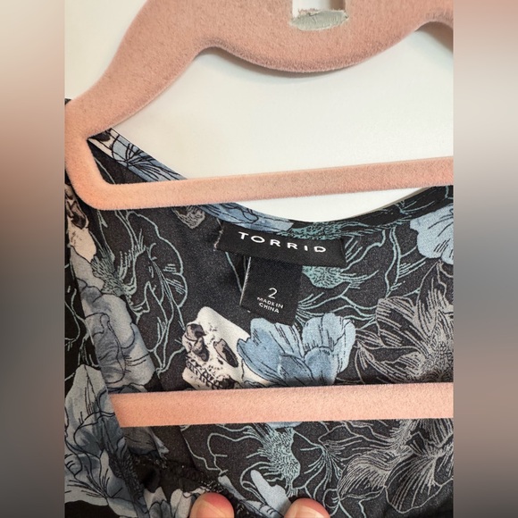 Torrid Floral Skull Blouse Size 2 - Picture 6 of 6